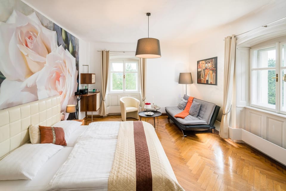 Bed, Photo of the whole room, Seating area, Bedroom
