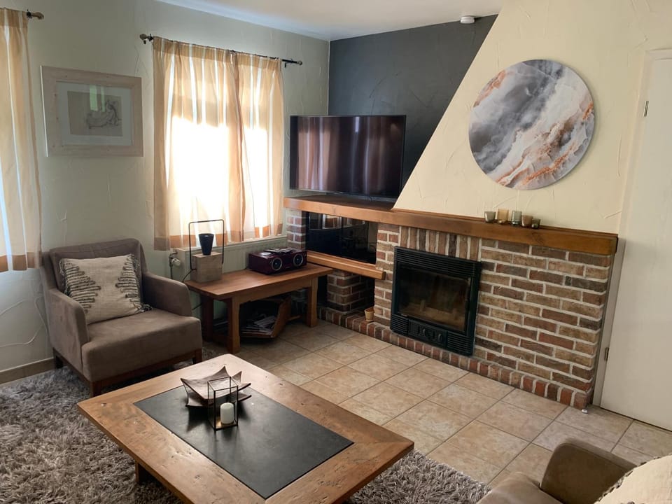 TV and multimedia, Living room, Seating area, flat iron