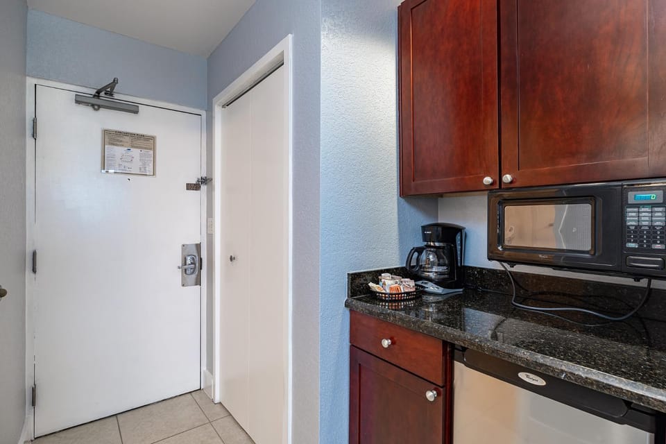 Kitchen or kitchenette, minibar