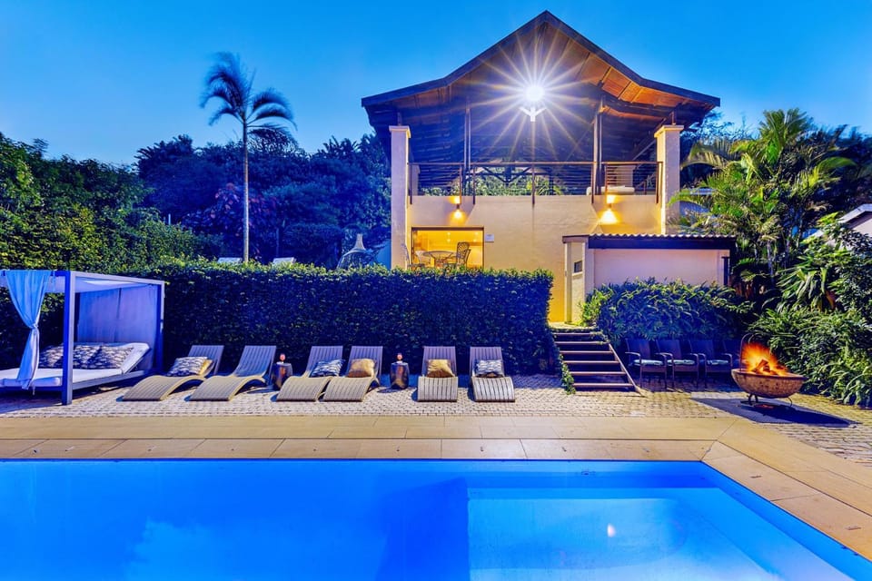 Property building, Patio, Spring, Day, Winter, Summer, Garden, Balcony/Terrace, Autumn, Garden view, Pool view, Swimming pool, Seasons, Time of day, fireplace, sunbed