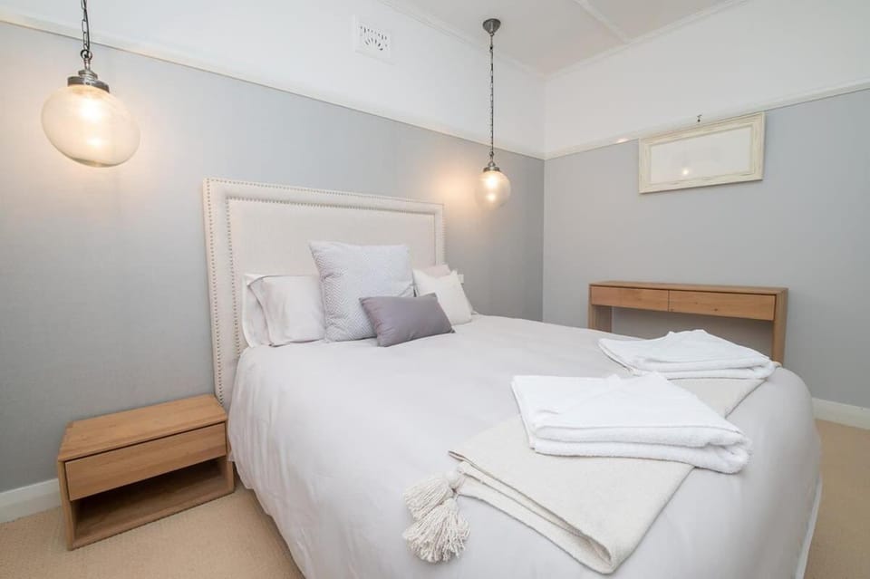 The Oaks on March Stunning & Elegant CBD Home House in Orange