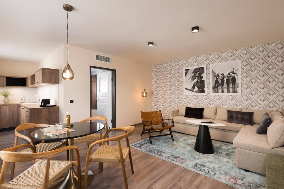 Kitchen or kitchenette, Living room, Seating area, Dining area