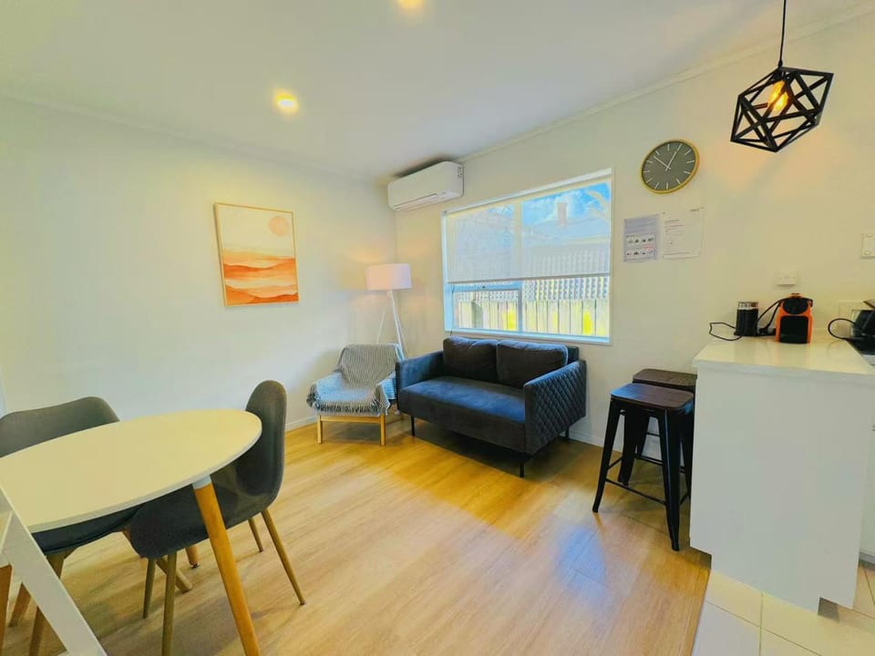 Living room, Seating area, Dining area, air conditioner