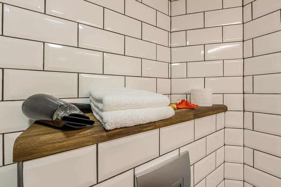 Bathroom, towels