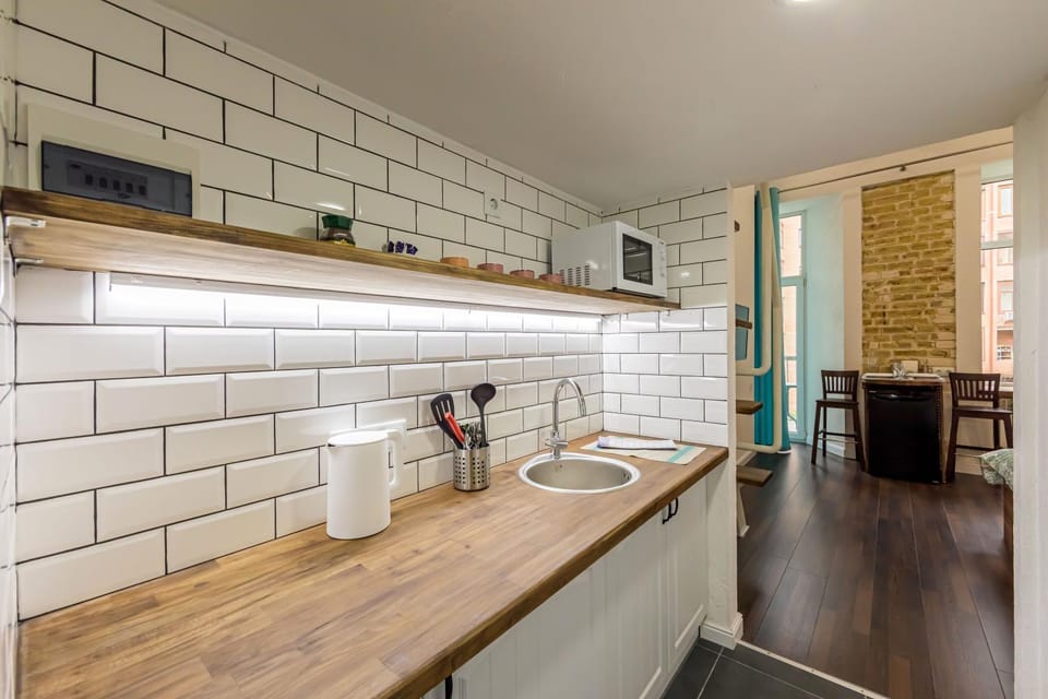 Kitchen or kitchenette, minibar