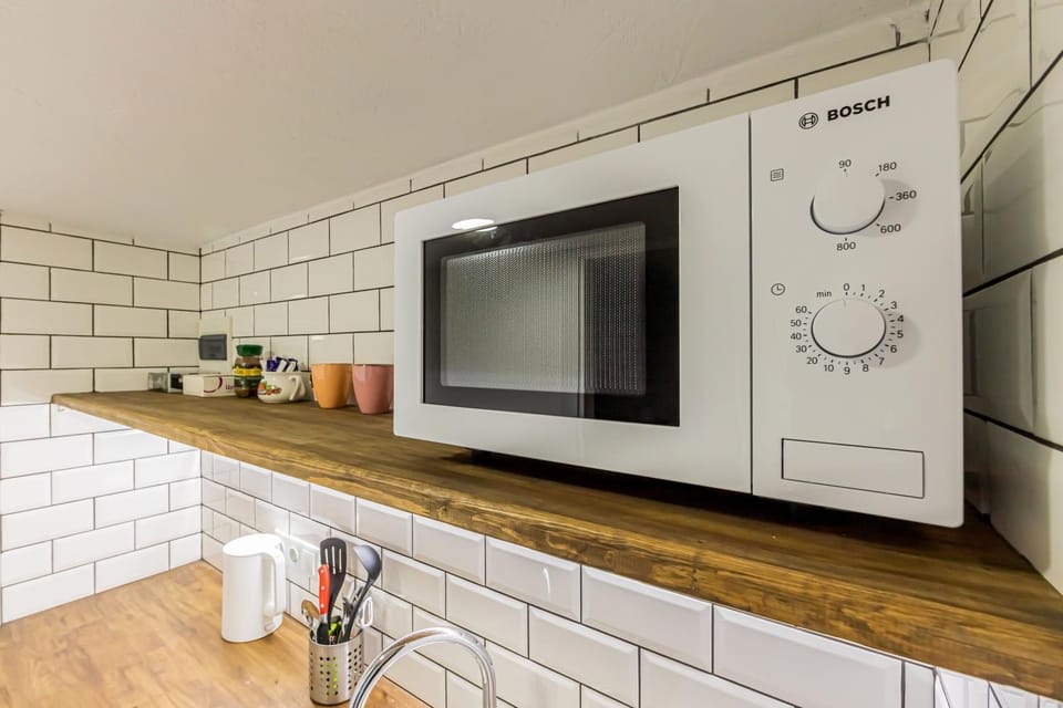 Kitchen or kitchenette, minibar