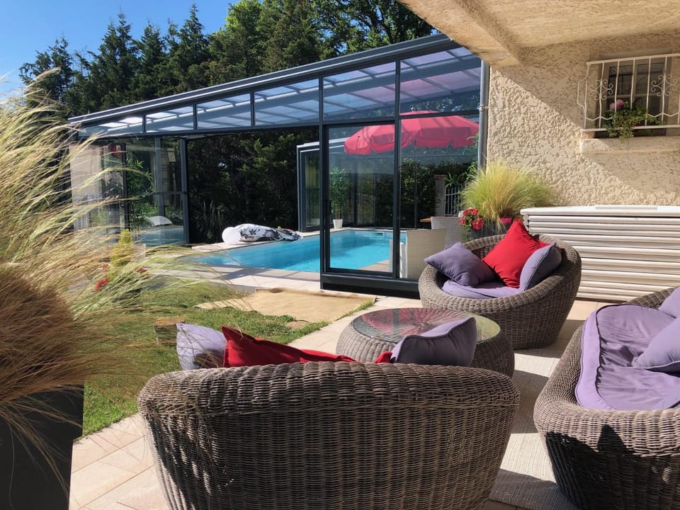 logement avec vue panoramique SPA sauna et la piscine chauffée de début avril à fin octobre Apartment in Auvergne-Rhône-Alpes