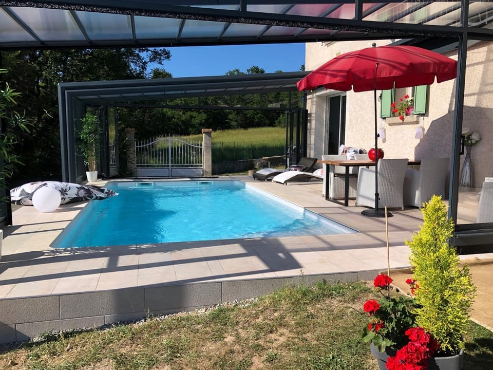 logement avec vue panoramique SPA sauna et la piscine chauffée de début avril à fin octobre Apartment in Auvergne-Rhône-Alpes