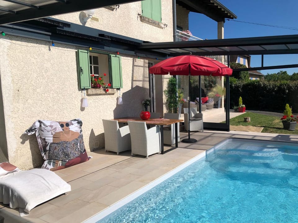 logement avec vue panoramique SPA sauna et la piscine chauffée de début avril à fin octobre Apartment in Auvergne-Rhône-Alpes