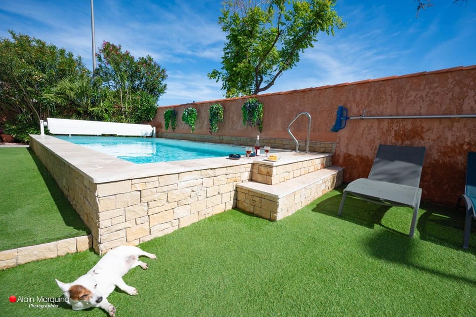 Garden view, Pool view, Swimming pool, sunbed