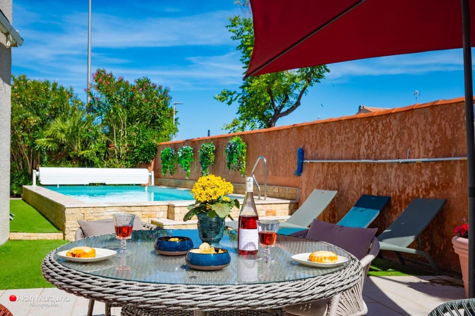 Living room, Garden view, Pool view, Swimming pool, sunbed