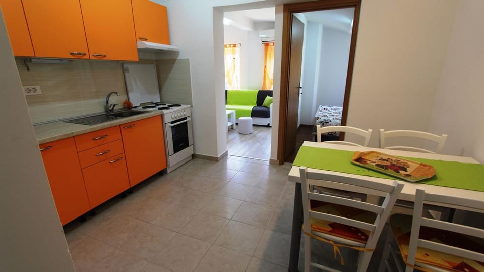Kitchen or kitchenette, Seating area