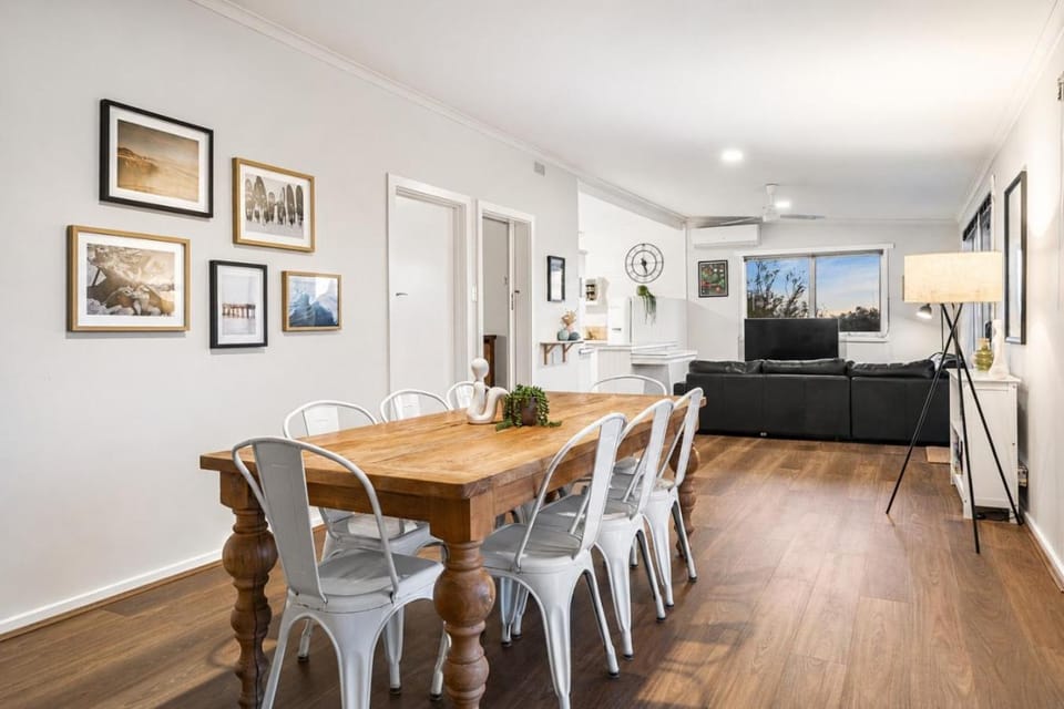 Seating area, Dining area