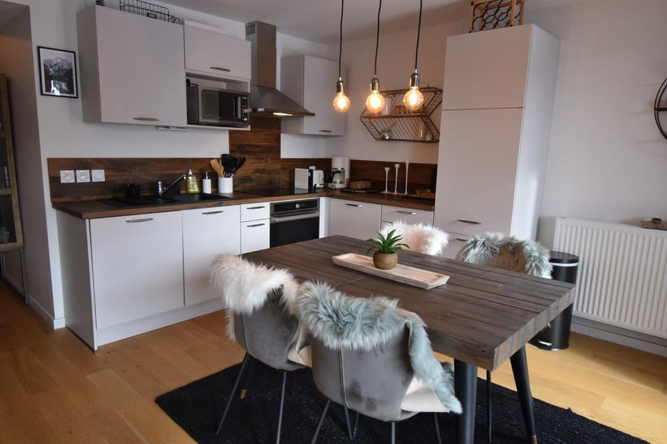 Kitchen or kitchenette, Dining area, Communal kitchen