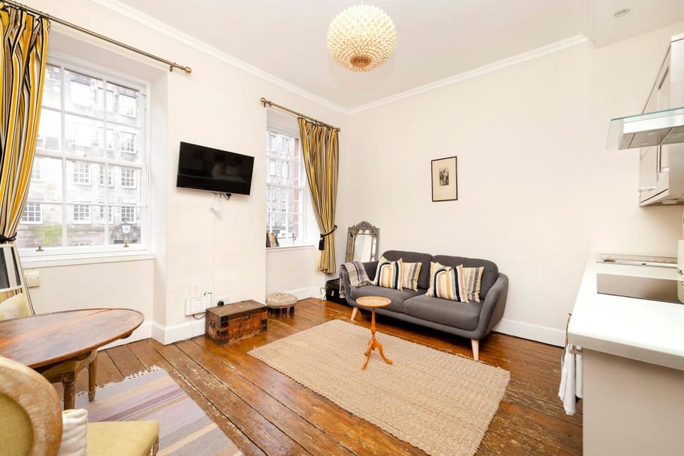 TV and multimedia, Kitchen or kitchenette, Living room, Seating area, Dining area