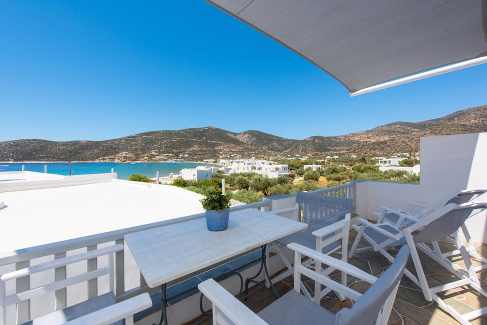 Nefeli guesthouse with outdoor jacuzzi in platys gialos Sifnos House in Milos