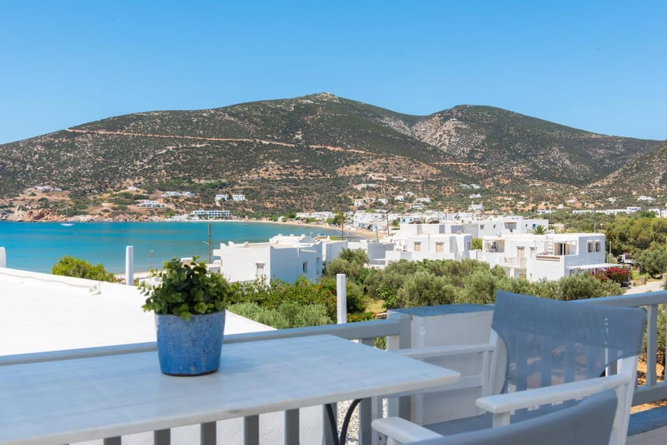 Nefeli guesthouse with outdoor jacuzzi in platys gialos Sifnos House in Milos