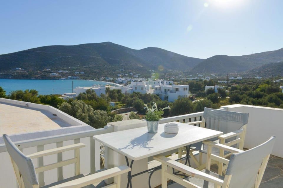 Nefeli guesthouse with outdoor jacuzzi in platys gialos Sifnos House in Milos