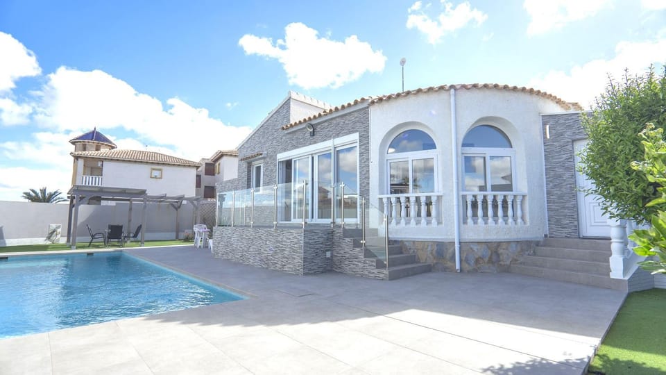 Modern Detached 4 Bed 3 Bath Villa with private pool close to all amenities Villa in Vega Baja del Segura