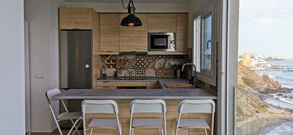 Dining area, Sea view, oven, stove