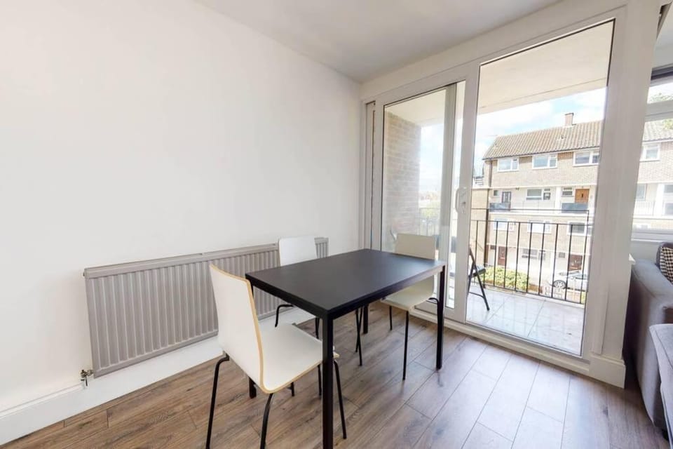 Amazing 3 Bedroom Flat - 4mins to tube station Apartment in London