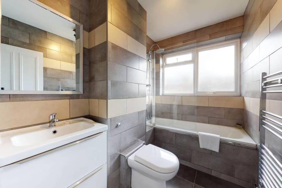 Amazing 3 Bedroom Flat - 4mins to tube station Apartment in London