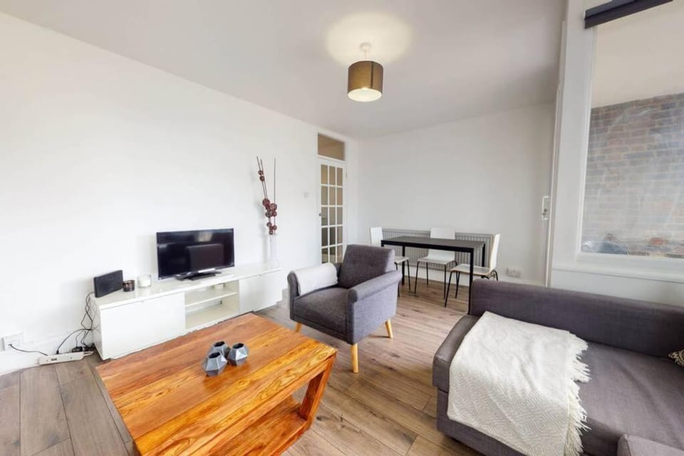 Amazing 3 Bedroom Flat - 4mins to tube station Apartment in London