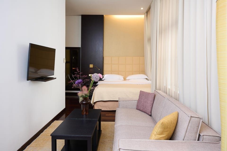 Bed, Seating area