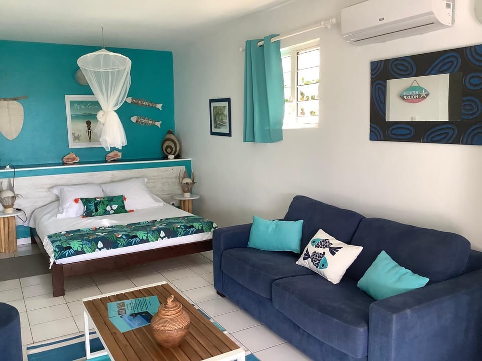 Bed, Living room, Photo of the whole room, Seating area, air conditioner
