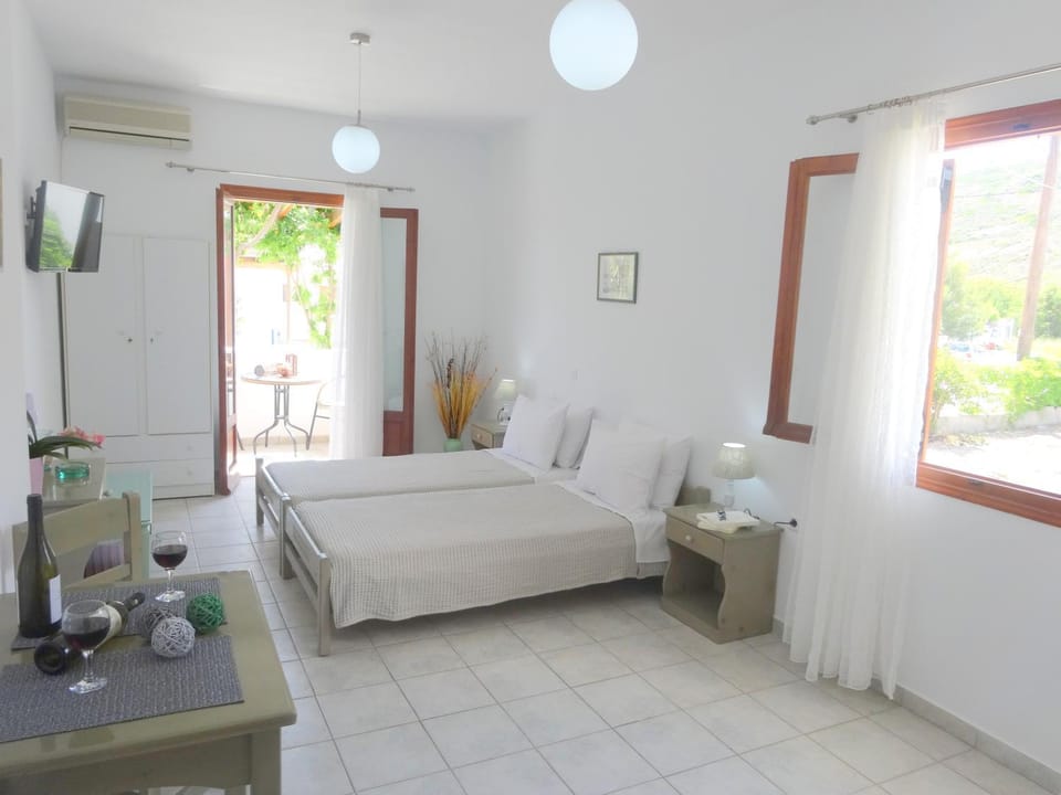 Kamakaris Rooms Apartment in Milos