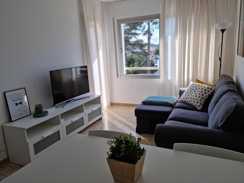 TV and multimedia, Living room, Dining area, Garden view, Pool view
