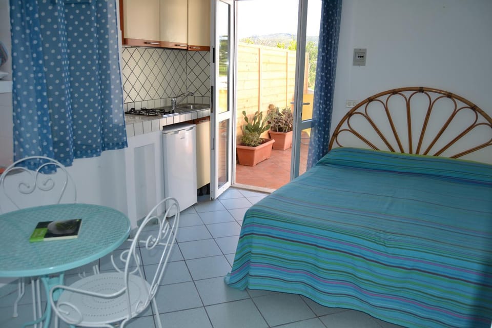 Bed, Kitchen or kitchenette, Photo of the whole room, Bedroom