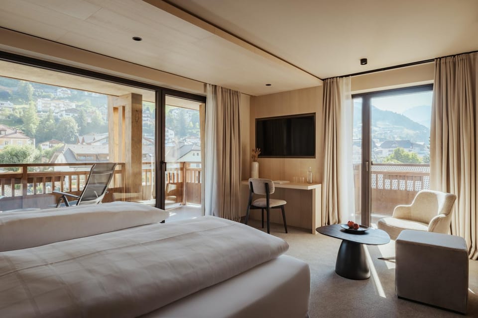 Bed, TV and multimedia, View (from property/room), Photo of the whole room