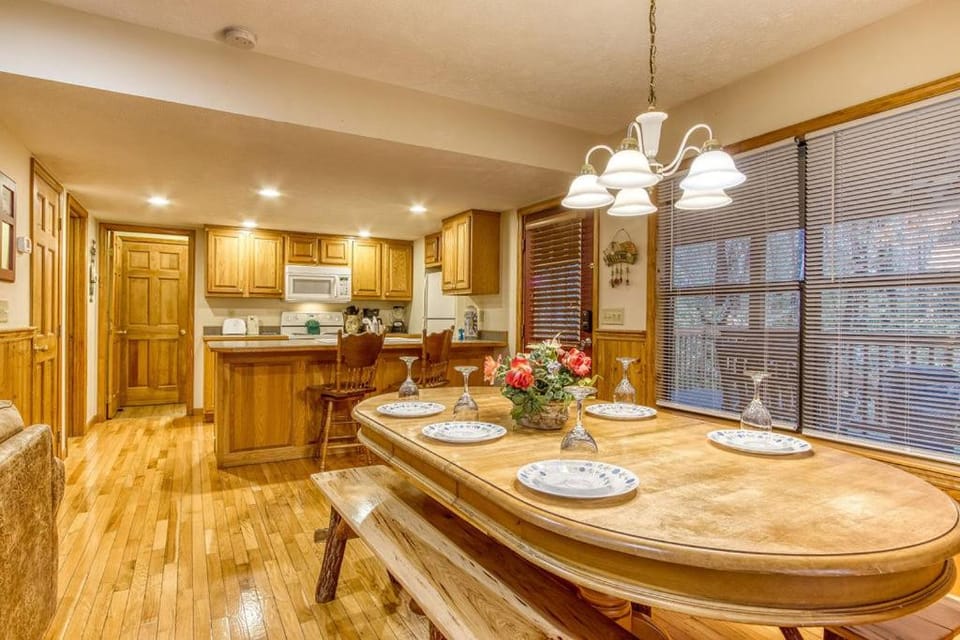 Brentwood, Resort Pool, FREE Attraction tickets, Near Parkway, Hot Tub, Arcade Game, WIFI!!! Chalet in Pigeon Forge