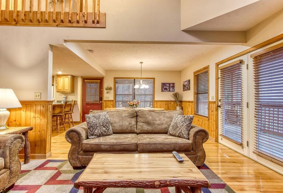 Brentwood, Resort Pool, FREE Attraction tickets, Near Parkway, Hot Tub, Arcade Game, WIFI!!! Chalet in Pigeon Forge
