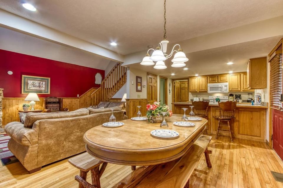 Brentwood, Resort Pool, FREE Attraction tickets, Near Parkway, Hot Tub, Arcade Game, WIFI!!! Chalet in Pigeon Forge