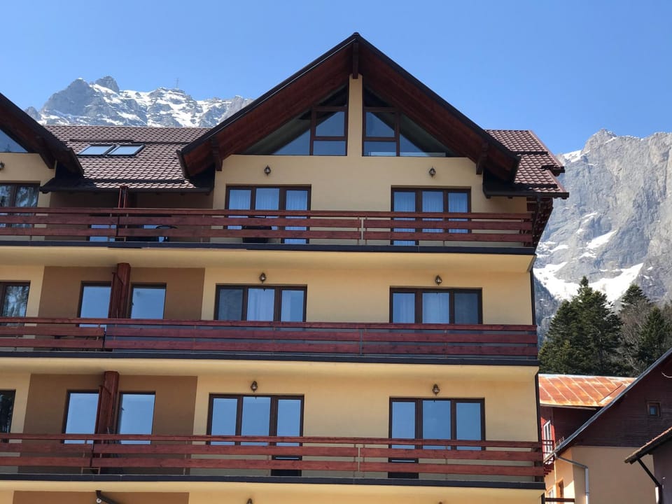 Property building, Nearby landmark, Day, Natural landscape, Winter, Mountain view