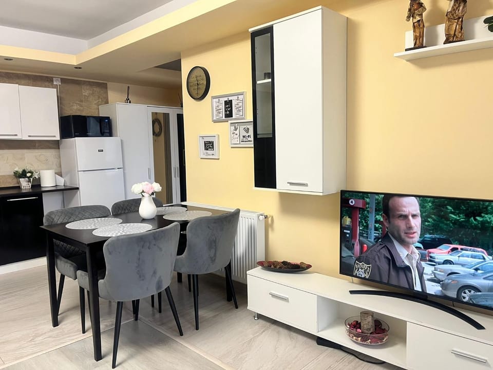 Communal lounge/ TV room, TV and multimedia, Kitchen or kitchenette, Dining area, Evening entertainment, microwave