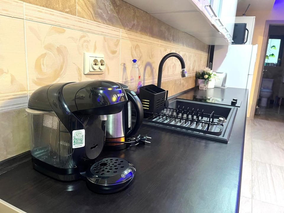 Coffee/tea facilities, Kitchen or kitchenette, stove, toaster