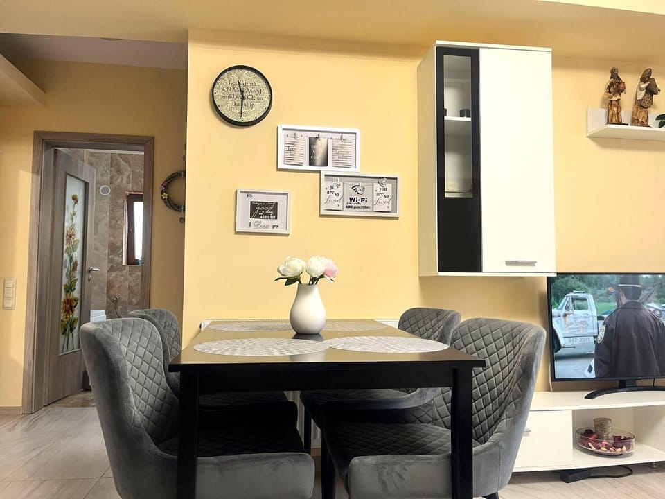 Bathroom, TV and multimedia, Kitchen or kitchenette, Living room, Decorative detail, Seating area, Dining area