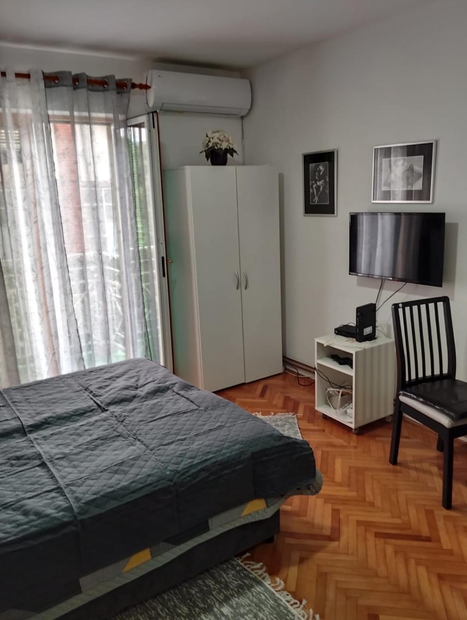 Bed, TV and multimedia, Living room, Photo of the whole room, Bedroom, hair dresser, locker, air conditioner