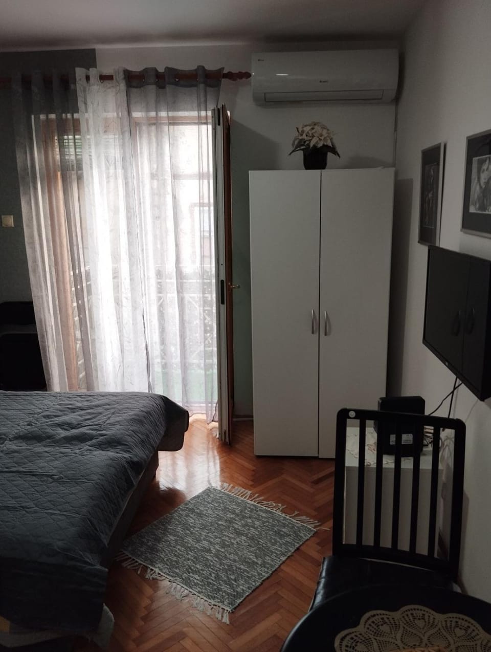 Bed, TV and multimedia, Balcony/Terrace, Photo of the whole room, Seating area, Bedroom, wardrobe, air conditioner