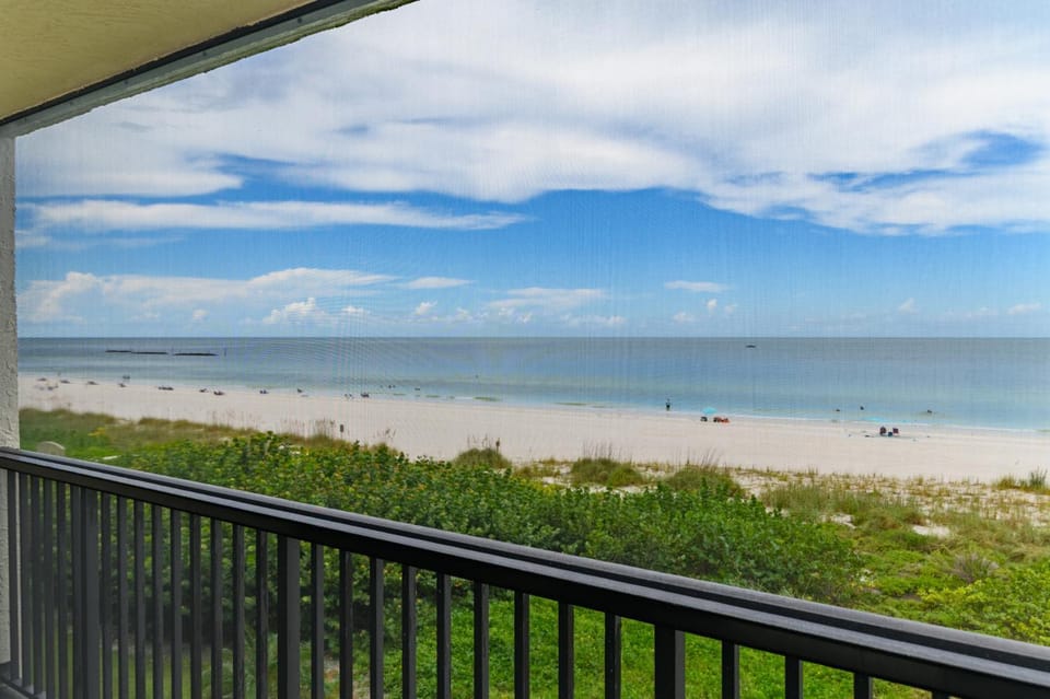 2 Bed South End Beachfront Condo at Popular Seawinds Apartment in Marco Island