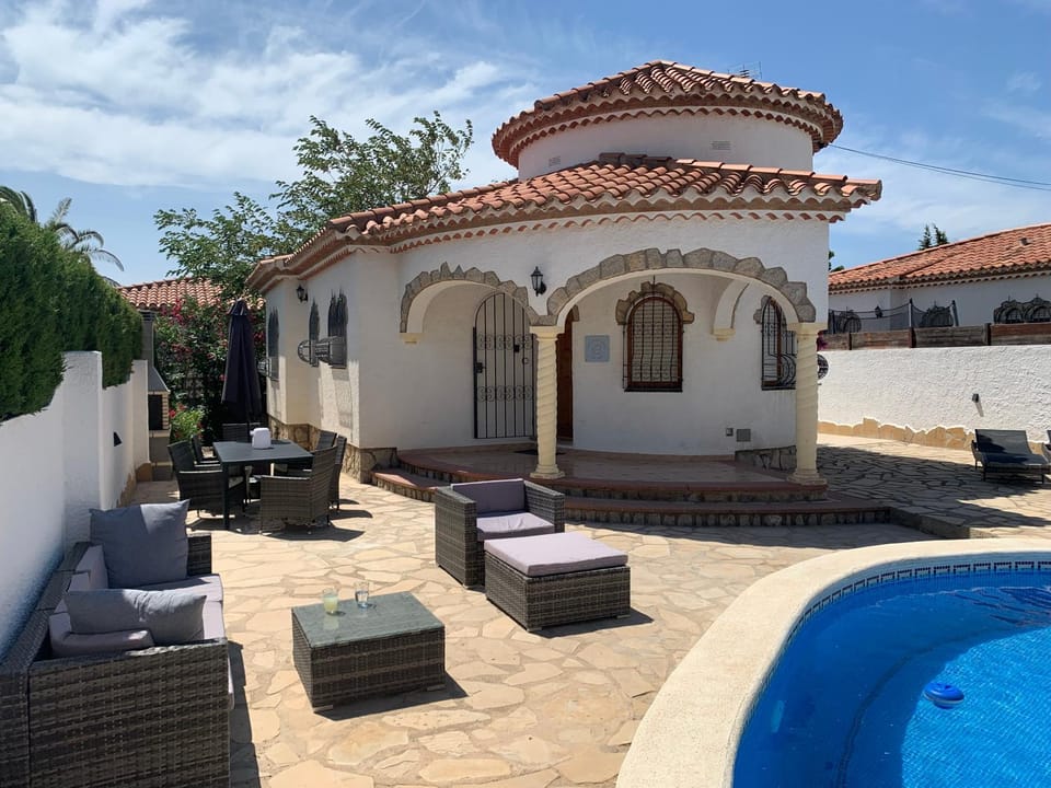 Property building, Swimming pool, sunbed