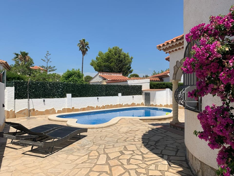 Swimming pool, sunbed