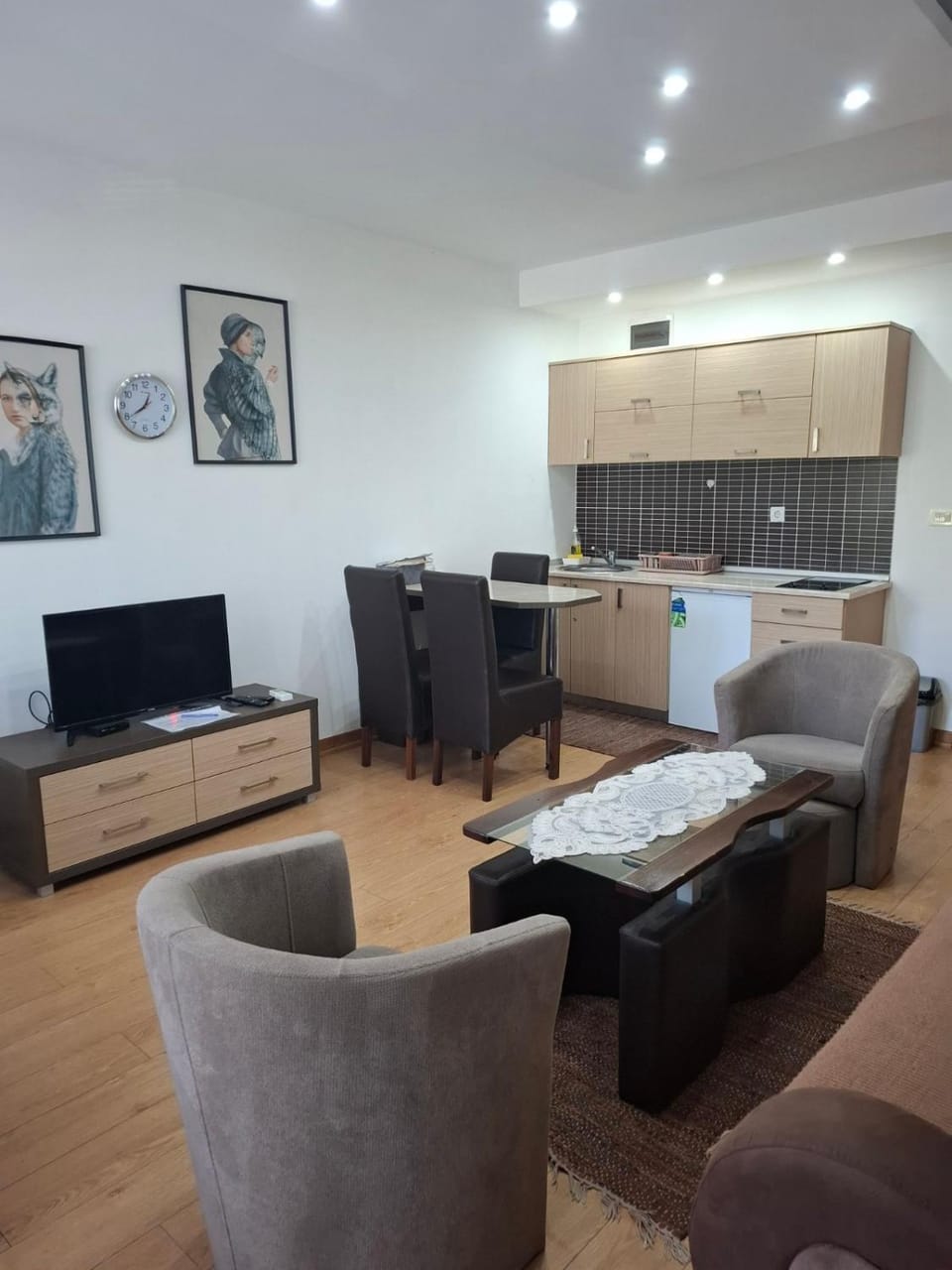 TV and multimedia, Kitchen or kitchenette, Living room, Seating area, Dining area