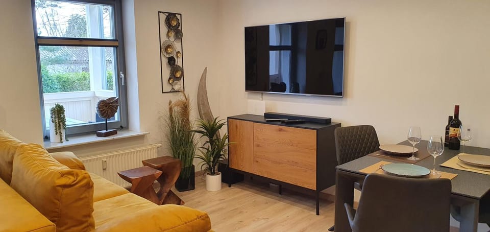 TV and multimedia, Living room, Seating area, Dining area
