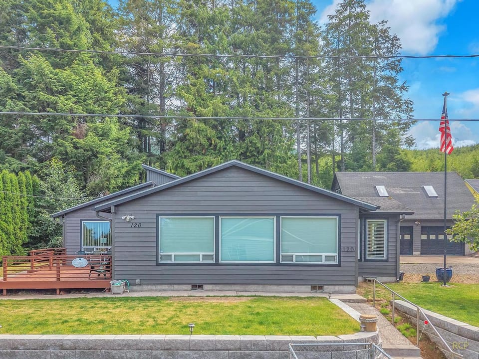 Moss Quadrant House in Rockaway Beach