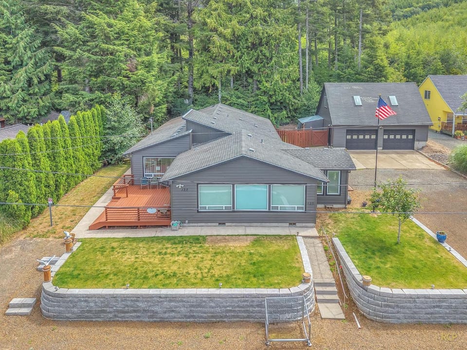 Moss Quadrant House in Rockaway Beach