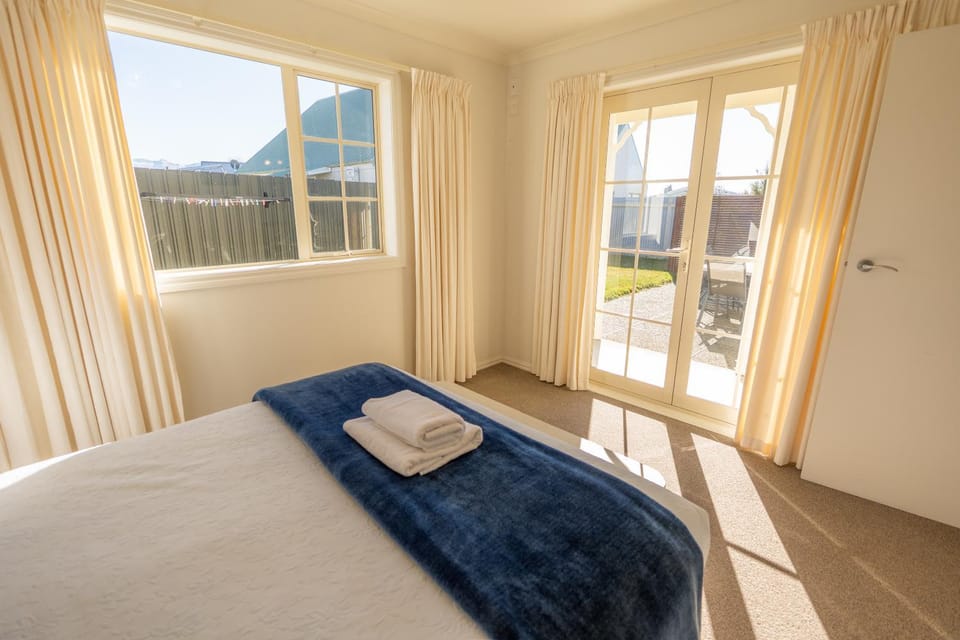 Bed, Bedroom, Mountain view